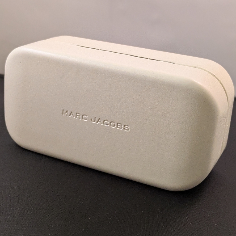 🆕 Marc Jacobs Sunglass White Case with Cleaning Cloth and Drawstring Bag